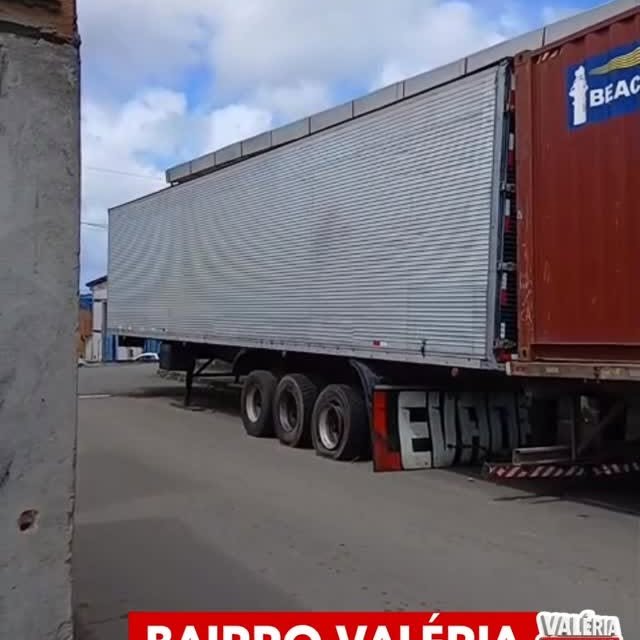 Um caminhão e um contêiner, estacionados há aproximadamente cinco meses na Rua Tânia Duran, em Va…