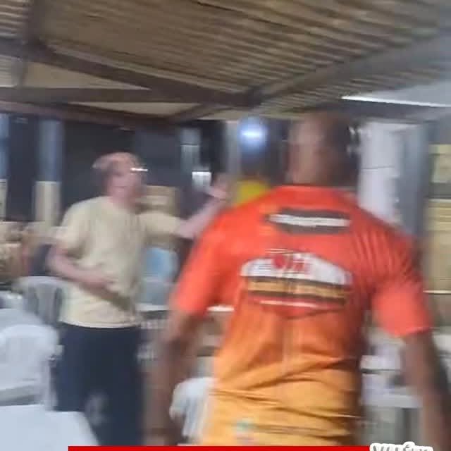 Uma corrida de aplicativo terminou em confusão na noite de sábado (4), após duas passageiras, mãe…