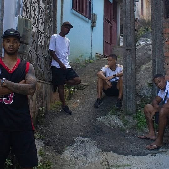 Jovens artistas do bairro se reúnem na faixa “Valéria resiste” para deixar uma mensagem de resist…