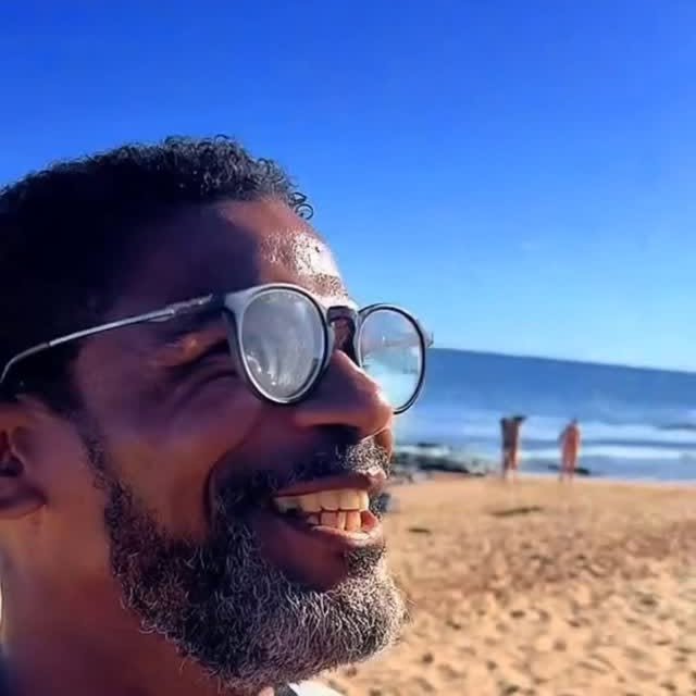 William Silva é vendedor de cocadas nas praias de Salvador e se destaca pela alegria e pelas mens…