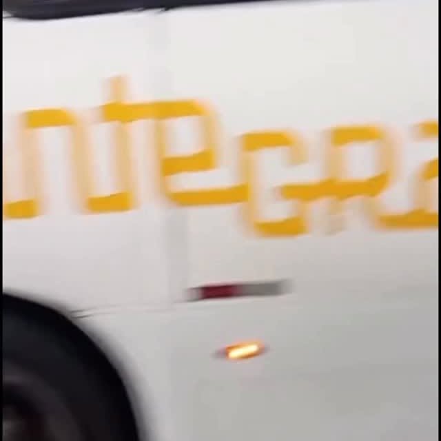 Na tarde desta quinta-feira (29), um ônibus da linha Valéria R2 teve a janela estourada após um p…