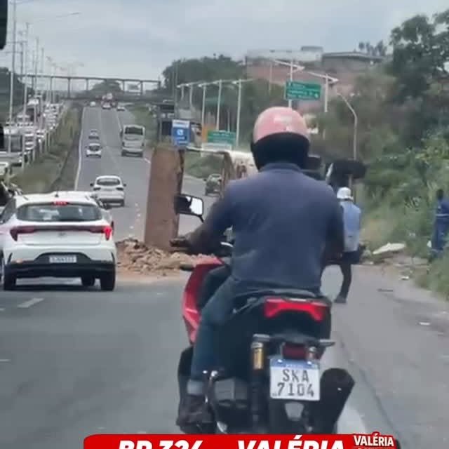 Uma caçamba tombou na BR-324, próximo ao acesso do bairro Valéria, por volta das 11h45 desta terç…
