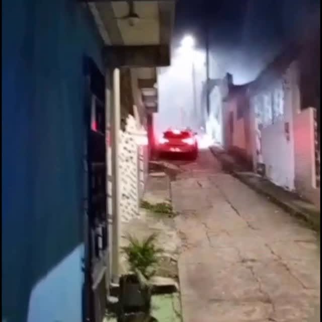Após o aumento de casos de dengue, o carro fumacê foi utilizado em diversas ruas do bairro de Val…